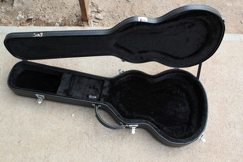 Gitara i hardcase.