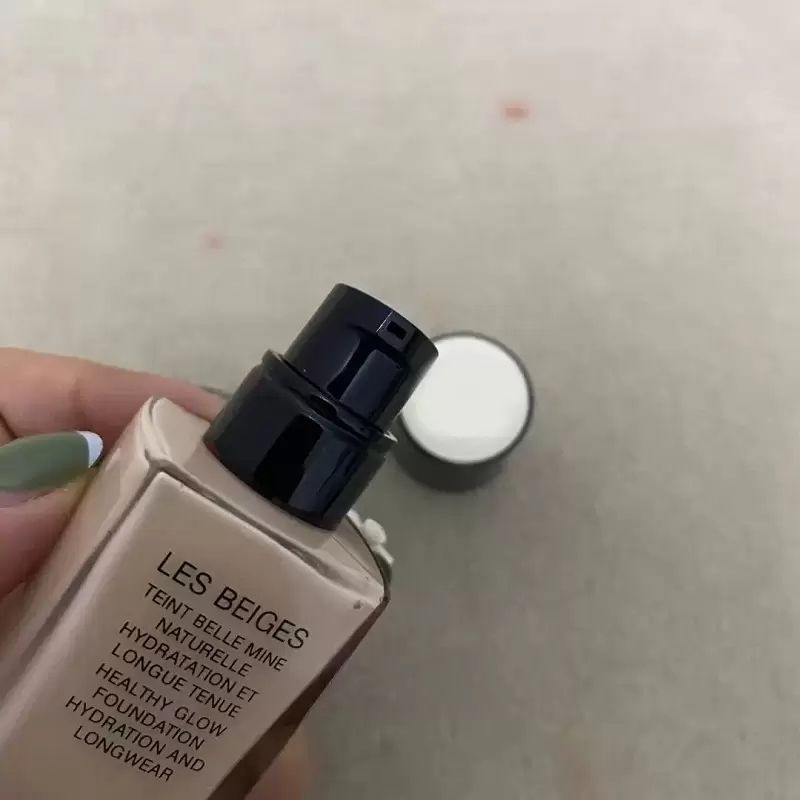 CHANEL neutral (LES BEIGES) Healthy Glow Foundation Hydration and