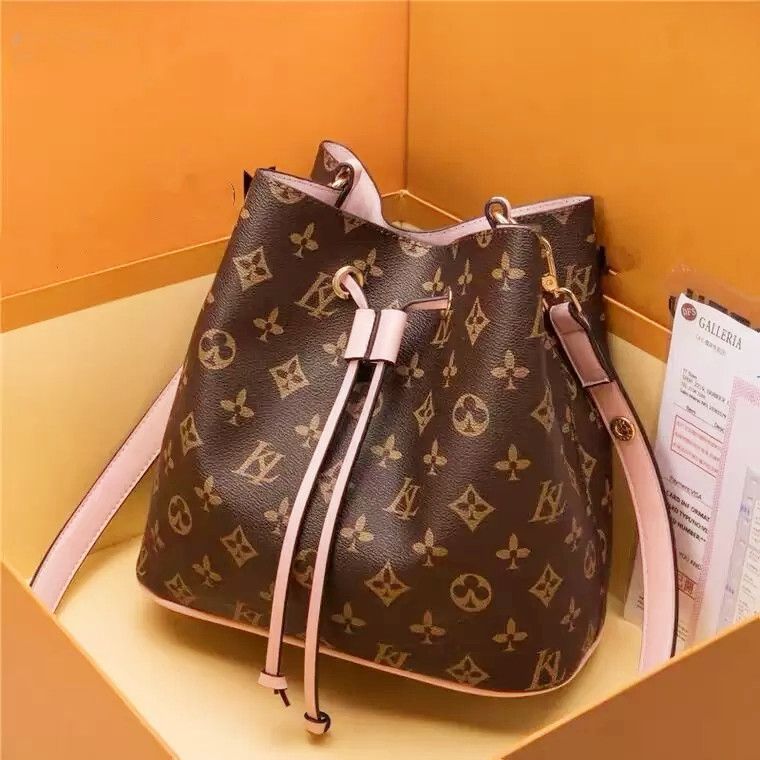 to high fashion additions from the likes of Louis Vuitton and, Borsa a tracolla  Louis Vuitton Macassar 369928