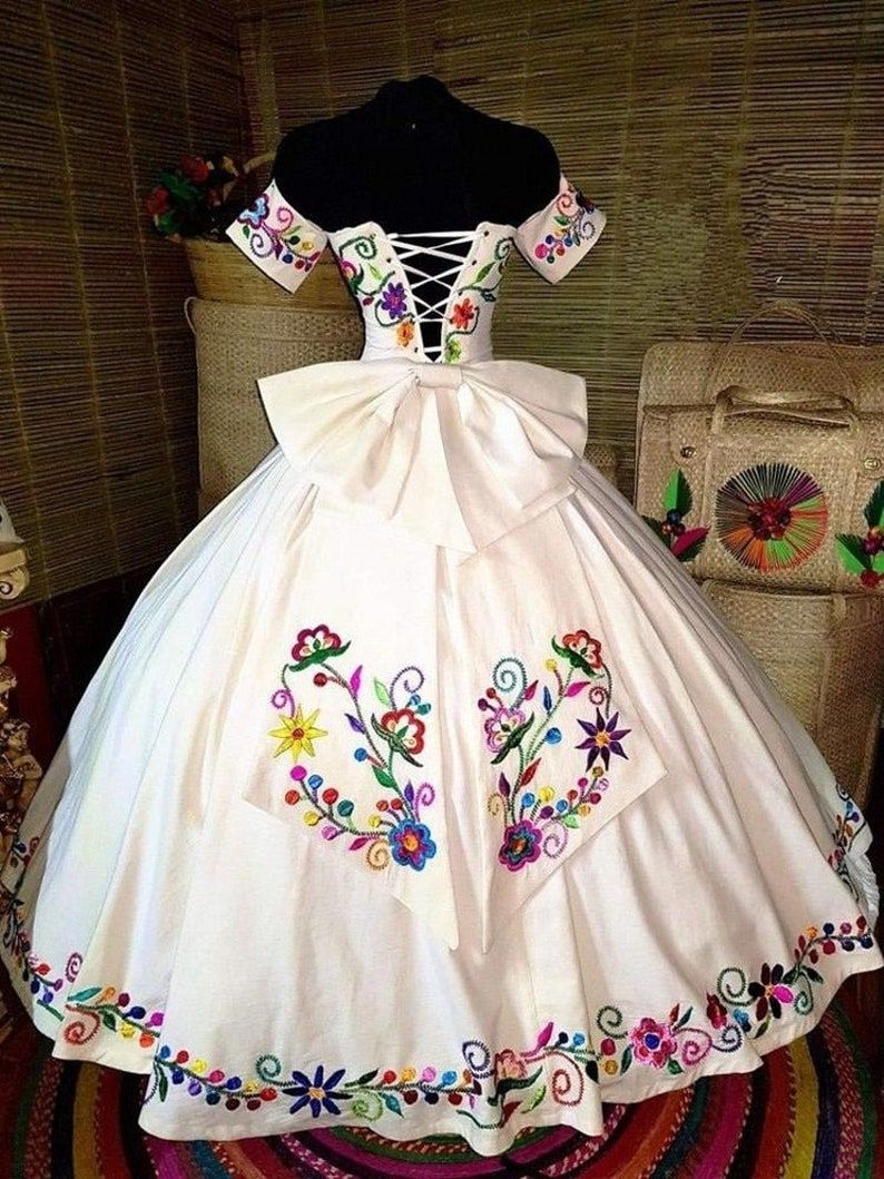 Vestidos mexicanos de Charro Quinceanera Tema colorido bordado en el hombro Satin Lace Up Vestido de Vestidos mexicanos de Charro Quinceanera Tema colorido bordado en el hombro Satin Lace Up Vestido de