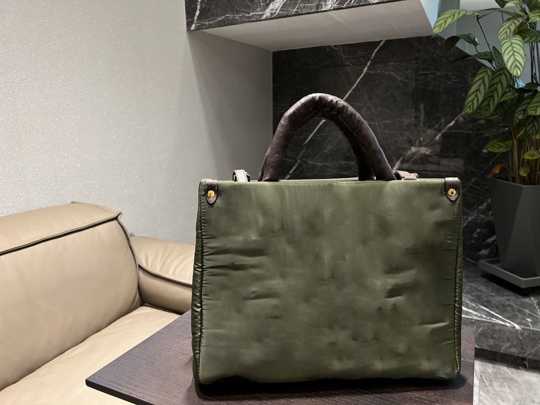Темно -зеленая сумка