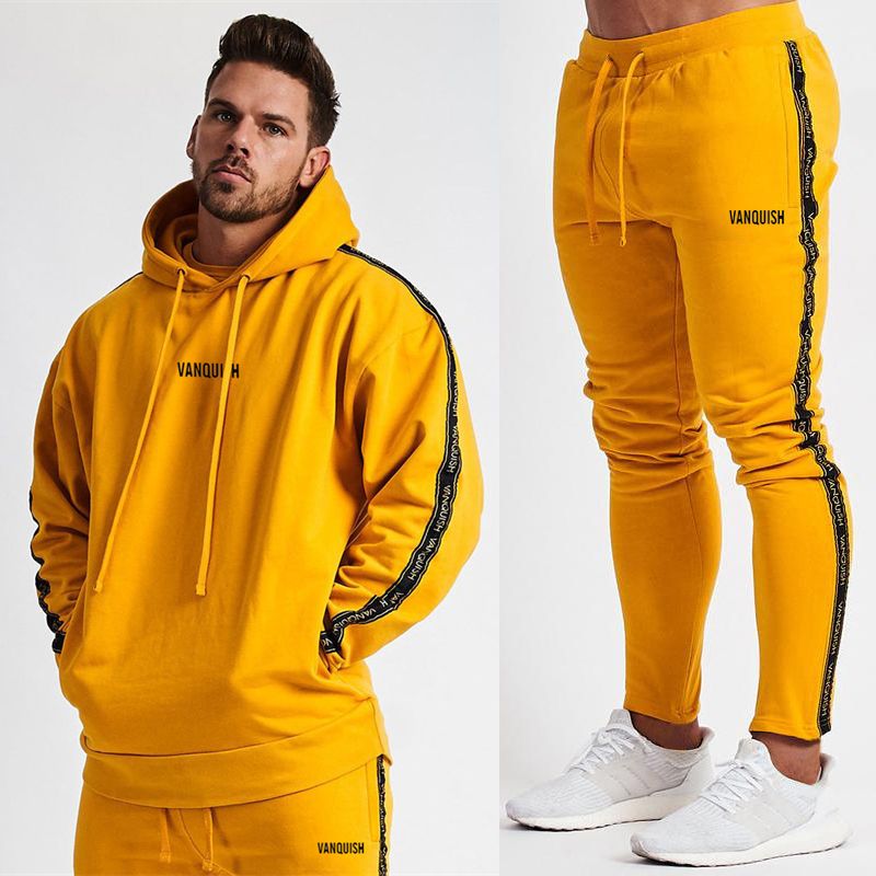 traje amarelo