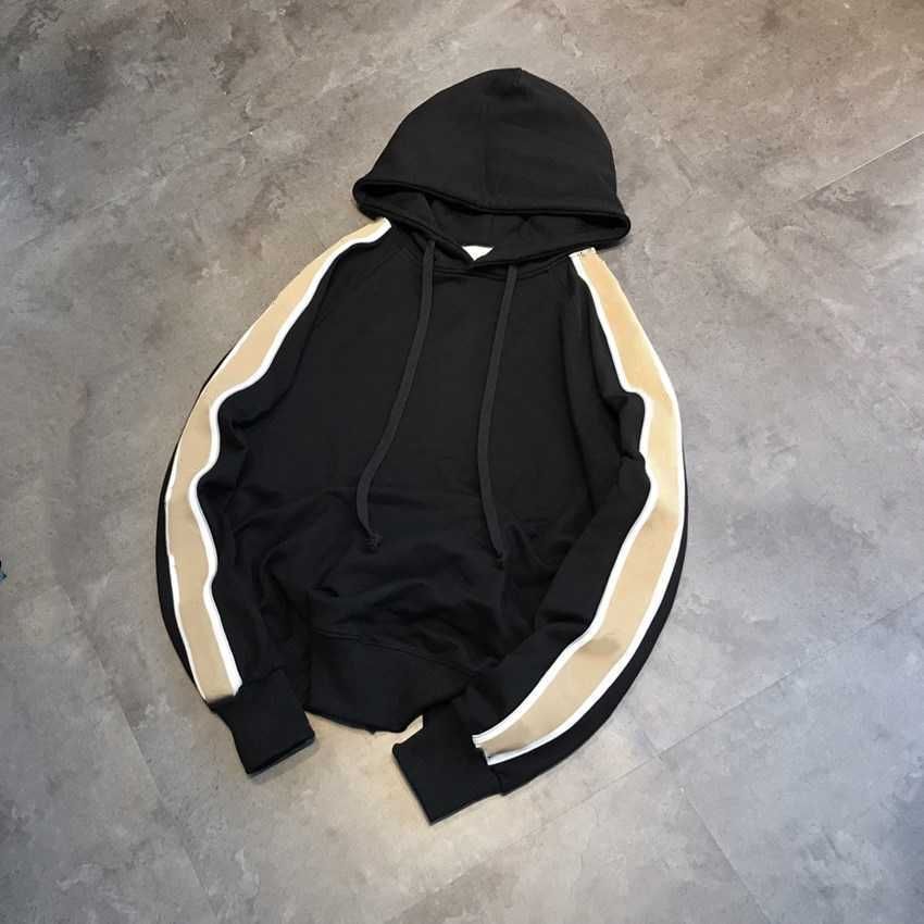Siyah kapüşonlu sweatshirt