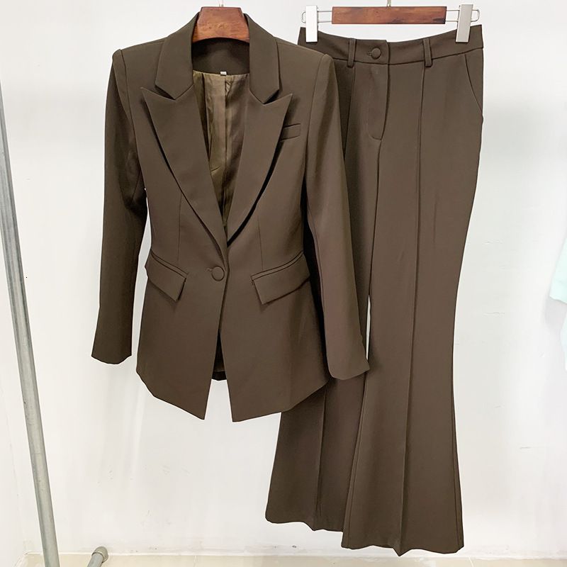 茶色のスーツ