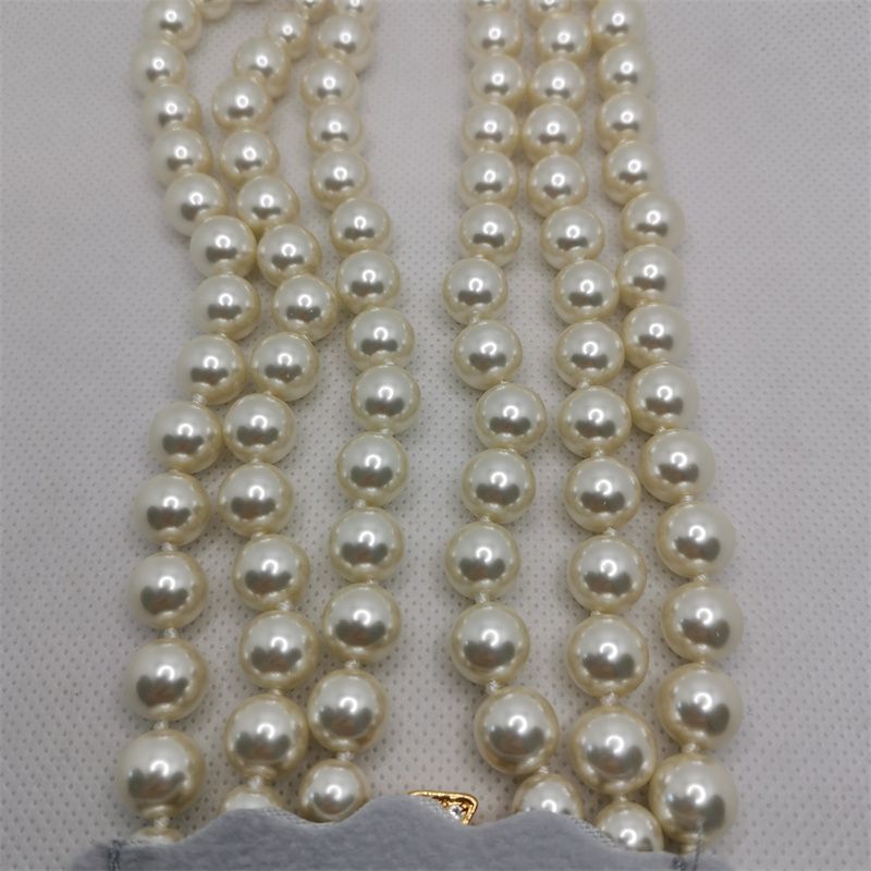 1. Collier de perles ￠ trois couches