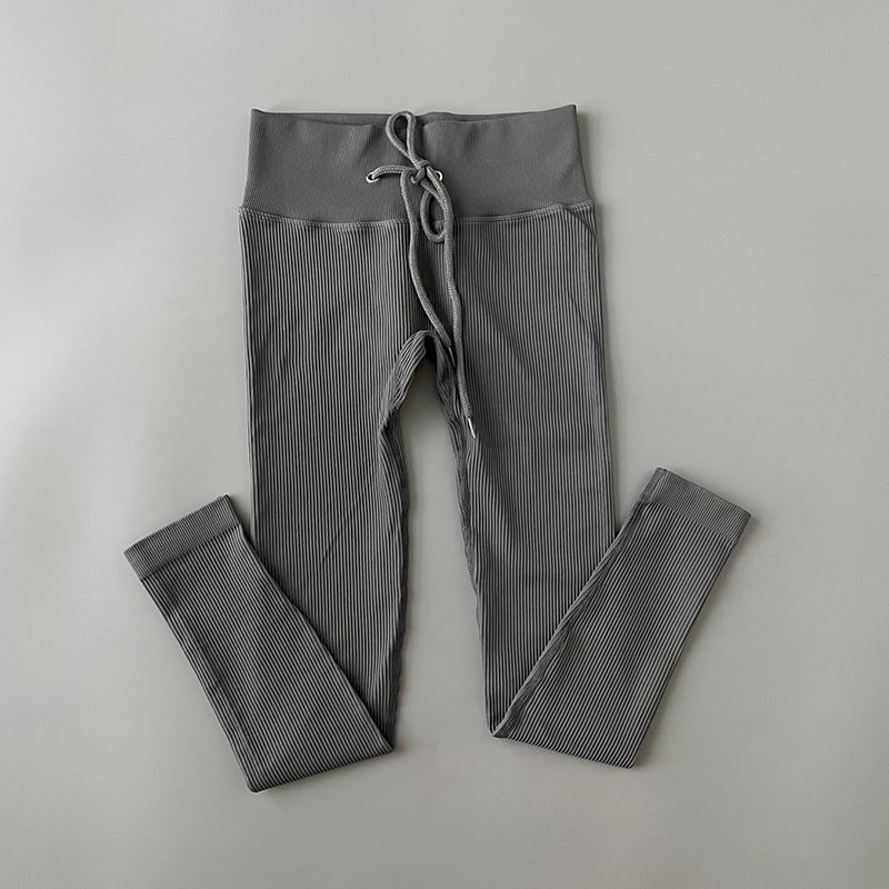 C10 (pantalones gris)