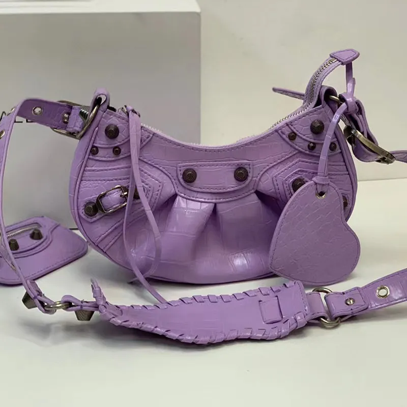 Pequeno crocodilo roxo de 26 cm