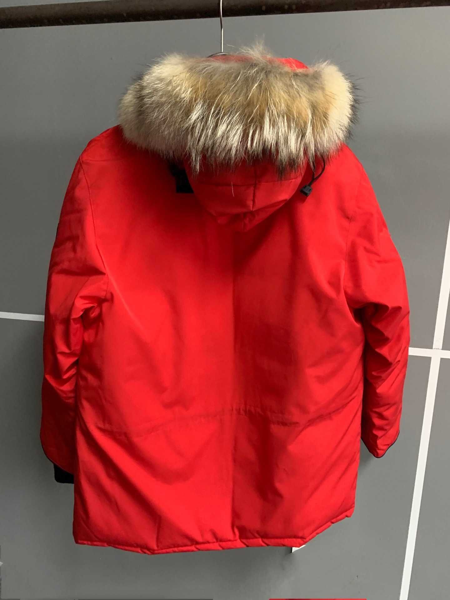 giacca rossa con cappuccio