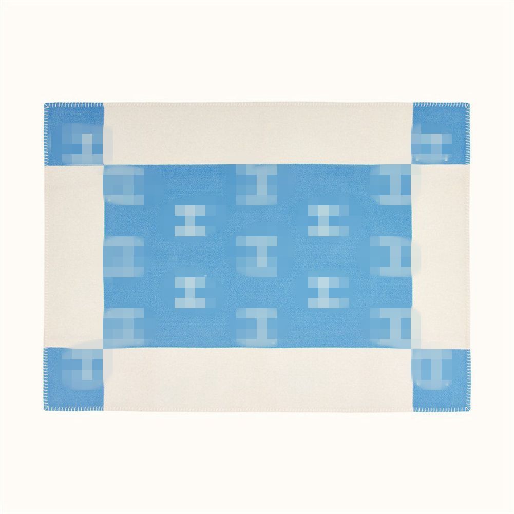 Синее h одеяло