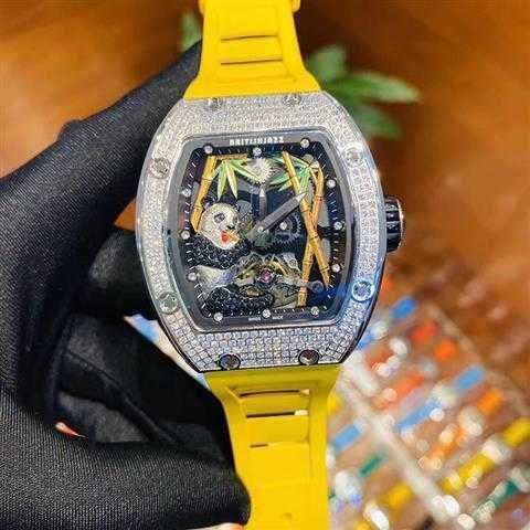 La montre jaune est la même que le