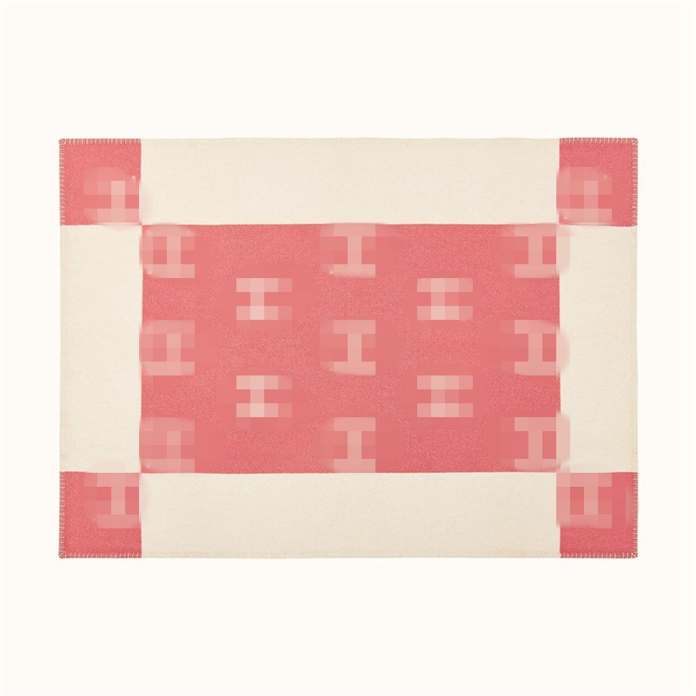 Розовое h одеяло