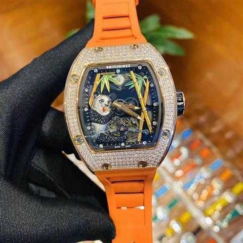 the gold case orange strap is the same