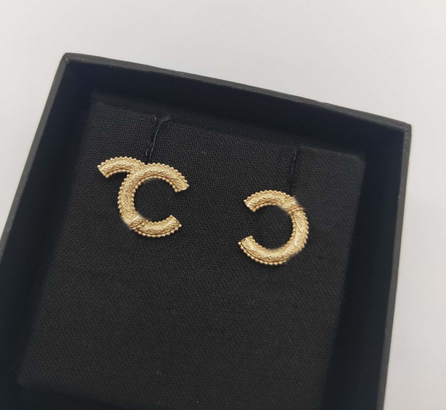 001 boucle d'oreille + boîte