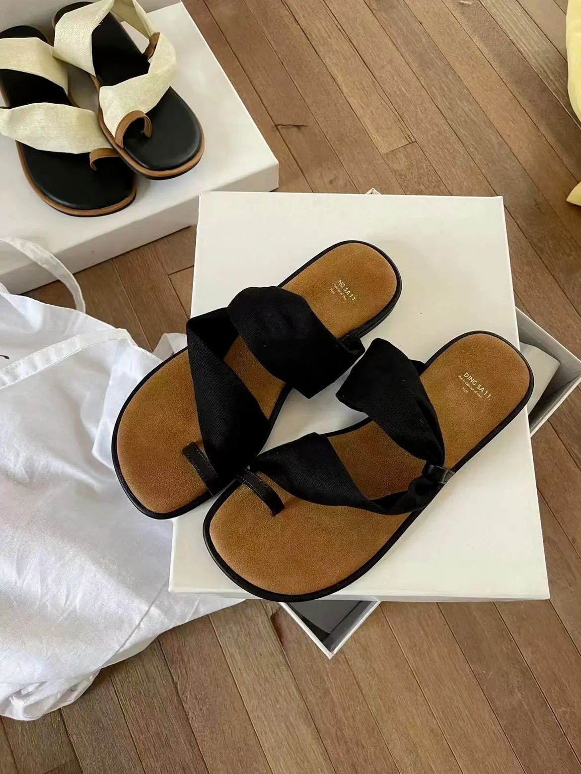 Finger Clamped Sandals Designer Free Shipping Flat Bottomed Women Wearing Beach Slippers Outside 2026_voghion.com