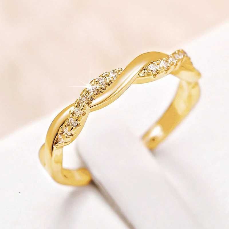 Huitan Fancy Dames Vingerring Gedraaide Band Met Sprankelende Kubieke Zirkonia Trendy Trouw- en Verlovingsring Modieus Veelzijdig_voghion.com