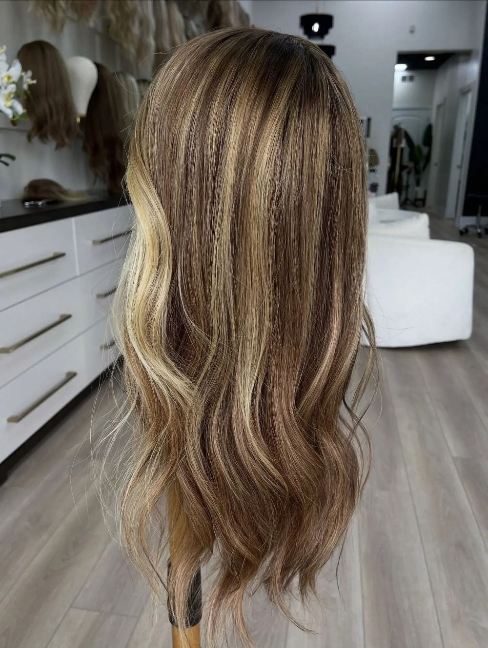Brown Highlight Ombre Blonde Wig Dark Root Body Wave Human detail view 2