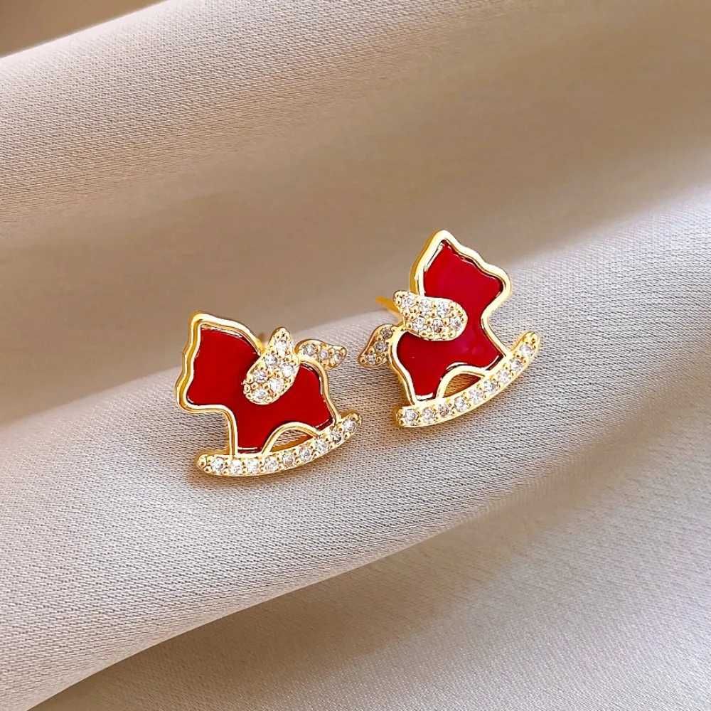 Bijoux de luxe fantaisie pour le Nouvel An : collier ras du cou avec pendentif cheval en zircon et strass, boucles d'oreilles pendantes dorées et rouges._voghion.com