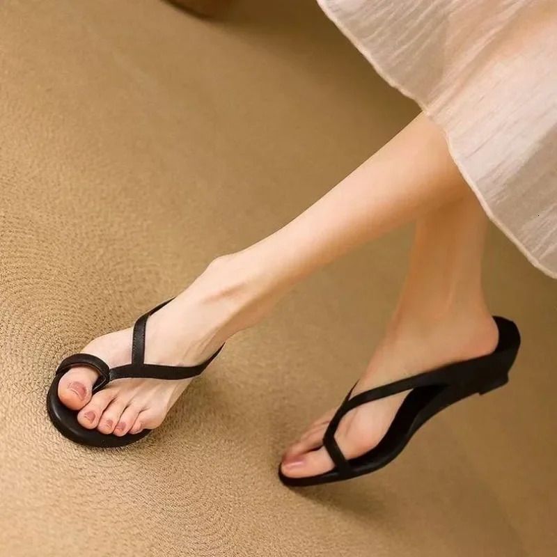 Ciabatte estive in montone Scrub Pop da donna, stile vintage, con punta rotonda aperta e tacco a zeppa, modello Roma Flip Flops 251226_voghion.com
