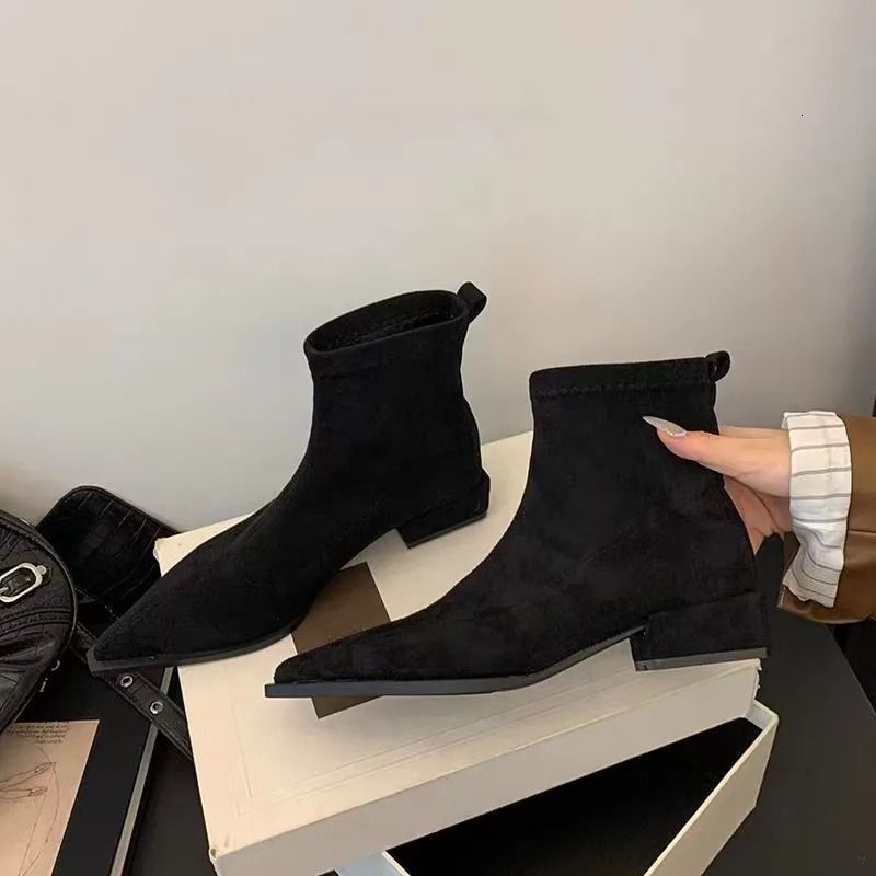 Stivaletto da donna alla caviglia, alla moda, con cerniera posteriore, elegante, perfetto per ufficio e carriera, con punta affusolata. Modello 251105._voghion.com