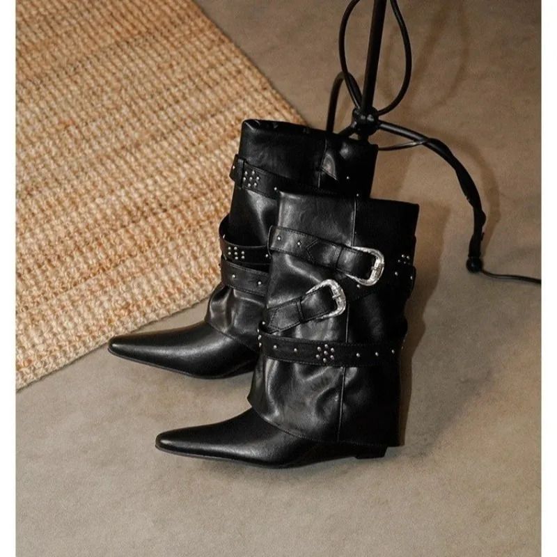 Bottines à revers compensées à bout pointu et rivets français pour femme, modèle Niche 251105_voghion.com