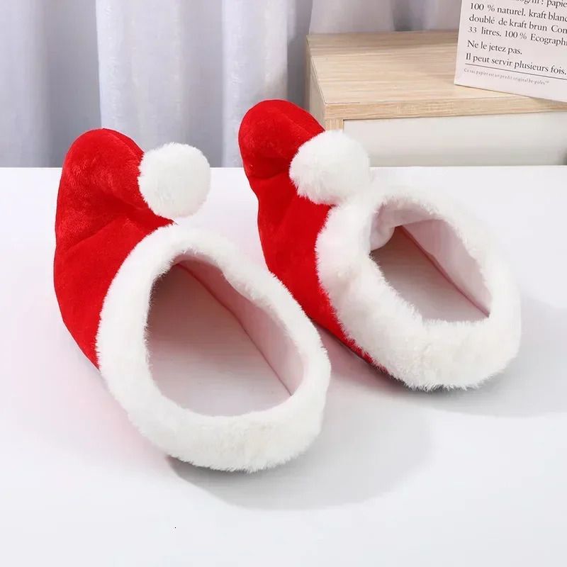 Rode pluche katoenen kerstslippers met kerstman- en elfmotief, comfortabele binnenslofjes voor de winter en de feestdagen, geschikt voor thuisgebruik. 251020_voghion.com