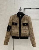 La última chaqueta para mujeres, la chaqueta ecuestre, el corte tridimensional, el cierre de la cintura, el diseño corto, la tela moderna importada retro, el bordado del logotipo en la parte posterior