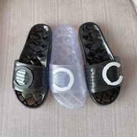2022 디자이너 패션 PVC 젤리 슬리퍼 남성 여성 샌드 샌들 여름 해변 신발 플랫 플립 플립 알파벳 크리스탈 투명한 슬리퍼 크기 36-42 슬라이드 스니커