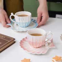 Cumas de tazas súper hermosos que cambian gradualmente la taza de café de la cáscara de perla pequeña cerámica de cerámica de alto grado y plato té de agua elegan