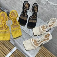Elbise ayakkabıları 2023 seksi sarı örgü pompalar sandaletler dişi kare ayak parmağı yüksek topuk dantel yukarı çapraz bağlı stiletto içi boş