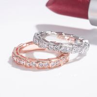 S925 pietre in argento sterling femmina Serpente Serpente Forma anello di diamanti Full Diamond Elegant Elegant Red Personality Couple Matching Couple Ring