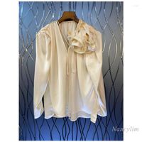 Женские блузки французского стиля V-образного режима Рубашка для температуры женская весна 2023 г. и осенняя трехмерная цветочная сатиновая блузка с длинным рукавом