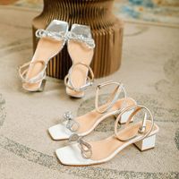 Sandalet moda bayan ayakkabıları 2023 dişi sandalet berrak topuklu kare ayak parmağı med lüks kızlar düşük plastik konfor yaz rhinesto