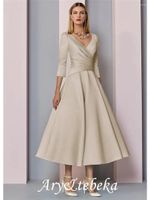 Robes de fête A-line Mother of the Bride Robe plus taille élégante Vintage V Longueur du cou Satin 3/4 Sleeve avec plis 2023