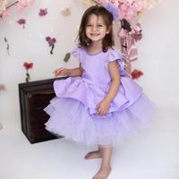 Mädchenkleider Satin Purple Blumenmädchen 2023 O-Hals Beading A-Line Stufen Kinder Hochzeitsfeiern Kleid Federn süße Prinzessinkleider