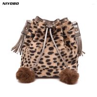 Sacs à bandouliers Fashion Women Faux Fur Messager Sac Methret DrawString Winter Soft Leopard Handbag Hairball Decoration Lady