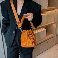 Omuz çantaları lüks Bu kova bayanın messenger moda marka tasarımcı çanta peluş çantalı çapraz kanatlı çanta