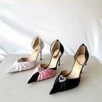 Mach Satin Rhinestone Love Teple Düğün Ayakkabıları Akşam Stiletto Topuklu Kadın Topuklu Lüks Tasarımcılar Ayak bileği Strap Elbise Ayakkabı Fabrikası Ayakkabı Stiletto Sandalet