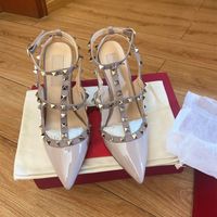 2023 Kvinnaskor Höga klackar Sandal med nitar 6 cm 8cm 10 cm Sexig tunn klackspetsade sandaler V Brand Classics Real Leather Wedding Shoes 35-44 No Box