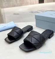 Женщины черные плоские сандалии дизайнер лето удобная модная семейная обувь садовые тапочки 01