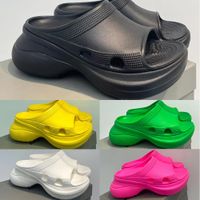 2023 Slippers Mujeres Croc Sandals Sandalias Diseñador de paris Tobogán Plataforma Sandalia de goma NEGRA ROSA ROSA BLANCA BLANCA TIPAS DE MENSA DE LA PLAYA DE LA PLAYA DE LA MOBEN