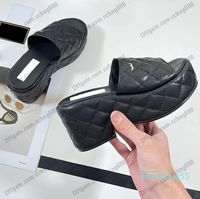 Kadın Platform Kama Topukları 8.5cm Terlik Tasarımcı Sandalet Kapitone Doku Altın Ton Metal Slayt 100% Deri Ladie Yaz Plaj Ayakkabı Luxurys Klasik Katır Flip 01