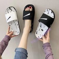 Diseñador Slipper Mens Womens Victori One Slides Fashion Summer Beach Sandals Slippers de goma Men White Black Impresión Negra Damas Al aire libre Tobado informal