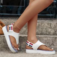 Klänningskor 2023 Lyxiga sandaler tofflor för kvinnor Summer Metal Chain Style All-Match Flat-Heeled Square Toe Fashion Korean Beach