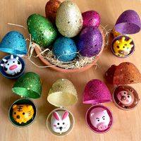 الحزب يفضل بيض عيد الفصح المملوءة مسبقا مع ألعاب في الداخل ، بيض عيد الفصح البلاستيكي المملوءة مسبقًا مع سيارات للحيوان