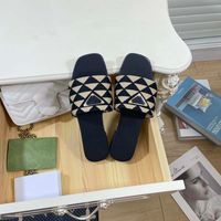 Дизайнерские женские сандалии 2023 Весенние печатные вышитые тапочки кожаные оберщенные каблуки классические роскошные тапочки