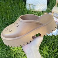 النعال النساء النعال منصة عالية الجودة أحذية شاطئية فاخرة كبيرة الحجم 42 أسافين مكتنزة مستديرة من البغال