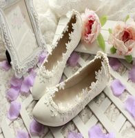 2015 White Lace Wedding Shoes Pearls الديكور الأزياء الأزياء أحذية الزفاف المصنوعة يدويًا رخيصًا مُصنّمًا أنيقة في الأسهم New7886221
