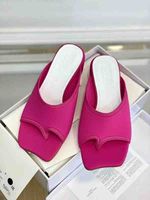 مصممة فاخرة نساء Flip Flop Sandal Shoes MM6 Maison M Sandals Black White Satin Low Outdoor Flip-Flop Square Toe مع صندوق