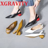 Sandalias Marca de marca de lujo zapatos para mujeres elegantes Sandalias de verano de los pies del dedo del pie puntiagudo