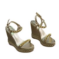Wedge Platform Sandals Hardware Bucked Decoration مضخات الكعب حزام الكاحل الذي يكشف عن فستان إصبع القدم أحذية مصممة للنساء الفاخرة أحذية المساء أحذية المصنع